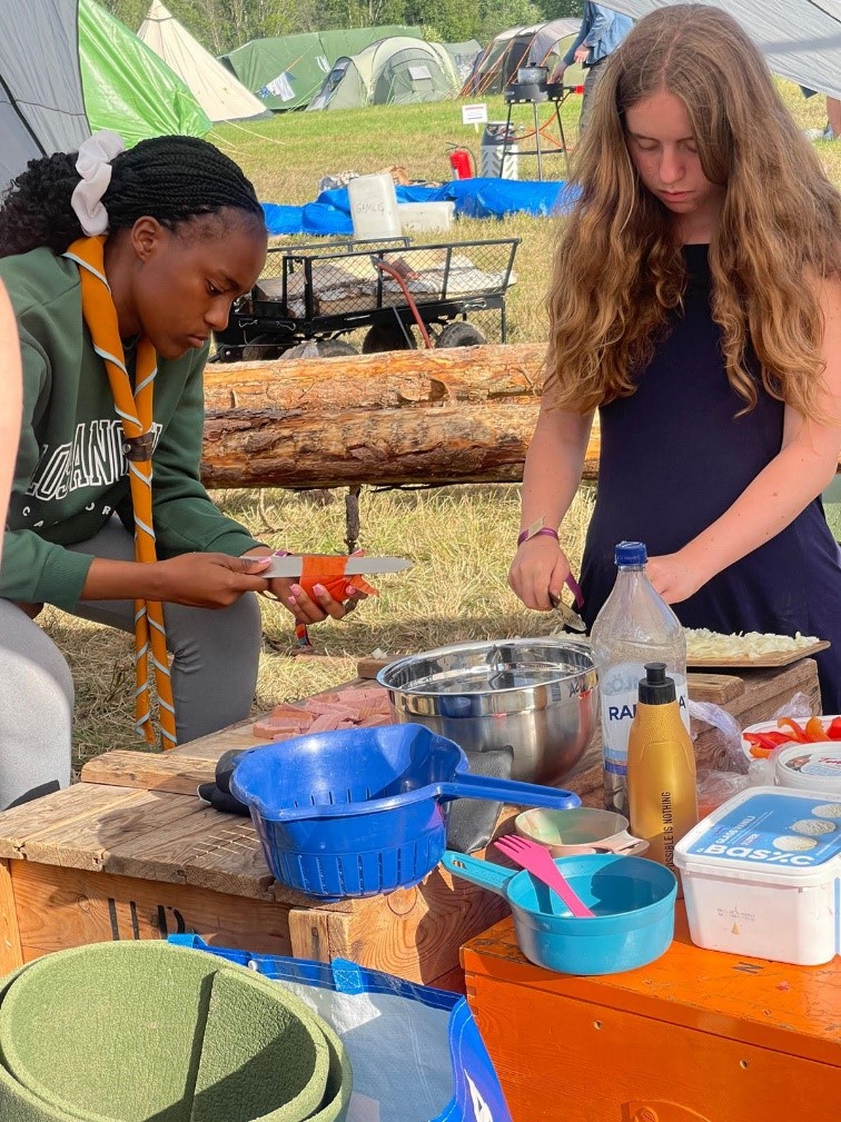 Scouter &aring;ker skidor;